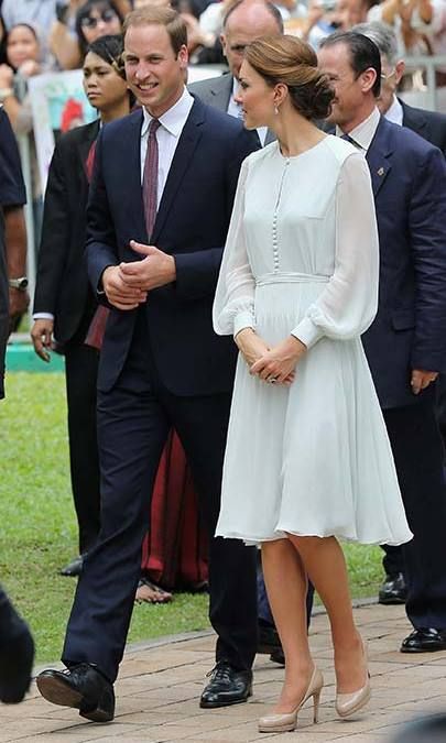 A pale mint Beulah Sabitri dress was chosen for a 2012 trip to a mosque in Singapore. The Duchess covered up with a matching headscarf before entering, pairing her frock with a L.K. Bennett clutch and heels Vestidos Kate Middleton, Ducesa Kate, Moda Kate Middleton, Kate Middleton Stil, Style Kate Middleton, Beulah London, Düşes Kate, Herzogin Von Cambridge, William E Kate