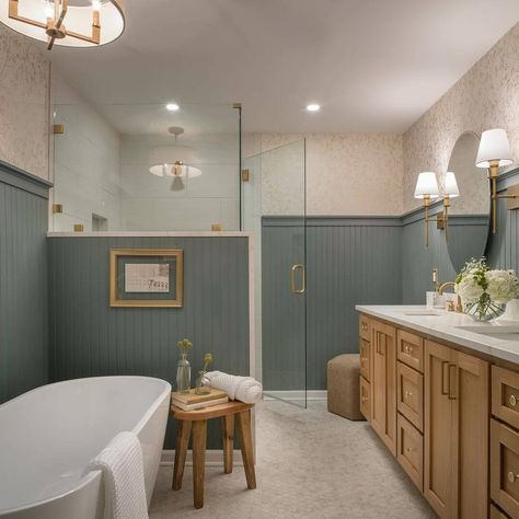 25+ Stunning Bathroom Wainscoting Ideas to Maximize Space - Evinco Design Blue Bathroom With Wainscotting, Master Bath Beadboard, Craftsman Wainscoting Bathroom, Bathroom With Pony Wall By Toilet, Bathroom With Wanescoating, Bathroom Beadboard With Hooks, Bathrooms With Chair Rail, Dark Wainscoting Ideas Bathroom, Bead Board Small Bathroom