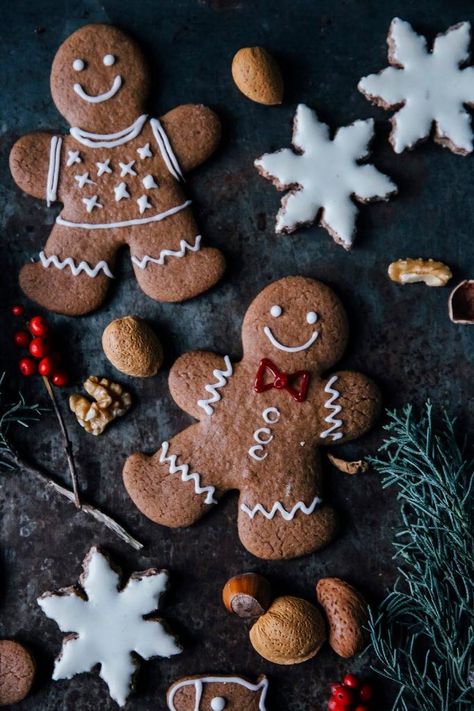 Gluten-free Chai Snowflakes & gluten-free Gingerbread Cookies - Our Food Stories Gluten Free Gingerbread Cookies, Cookies Aesthetic, Christmas Bakery, Vegan Gingerbread, Gluten Free Gingerbread, Xmas 2024, Gingerbread Recipe, Gingerbread Man Cookies, Christmas Sweets