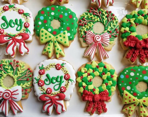 Wreaths Cookies, Decorated Christmas Cookies, Cookie Sandwich, Wreath Cookies, Silver Christmas Decorations, Xmas Cookies, Christmas Sweets, Christmas Cookies Decorated, Christmas Sugar Cookies