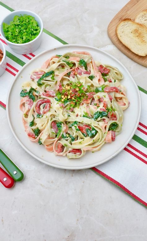 Christmas Fettuccine Christmas Fettuccine, Festive Holiday Cocktails, Easy Christmas Dinner, Pasta Fresh, Fettuccine Pasta, Fresh Spinach, Fettuccine Alfredo, Holiday Meals, Drying Pasta