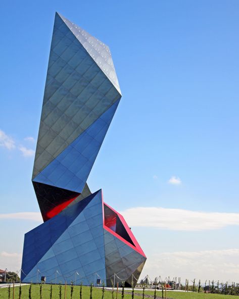 daniel-libeskind-the-crown-installation-casalgrande-padana-italy-designboom-02 Deconstructivism, Daniel Libeskind, Modern Architecture Design, Japanese Architect, Amazing Buildings, Unique Buildings, Sculpture Metal, Chinese Architecture, Modern Architecture House