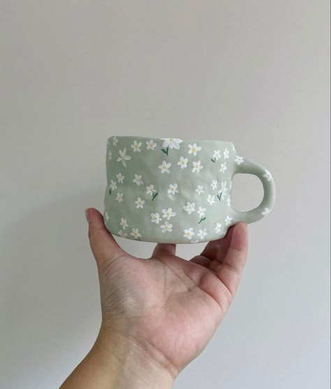 Aesthetic Painted Pottery Ideas, Cup Art Ideas, Painting On Ceramics Ideas, Clay Cup Painting Ideas, Clay Mug Painting Ideas, Simple Mug Painting Ideas, Cute Pottery Painting Ideas Mugs, Diy Pottery Ideas, Painting On Cup