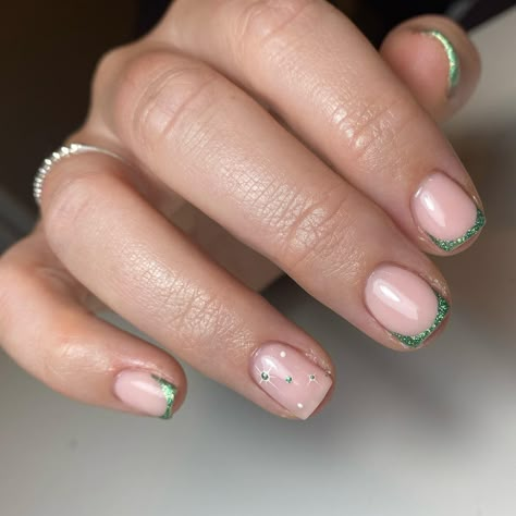 Biab Christmas Nail Design, Christmas Biab Nails, Green Nails Gold, December Nails Ideas, Xmas Nail Ideas, Nails Ideas Red, Nails Ideas Winter, Biab Nails, Santa Nails