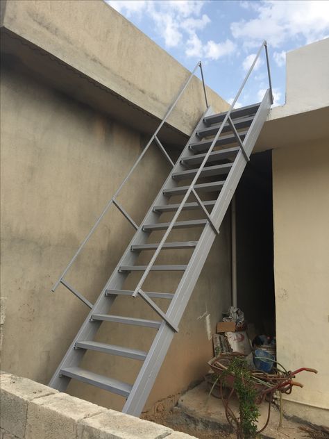 Metal Stairs Outdoor, Terrace Stairs, Roof Stairs, External Stairs, Steel Stairs Design, Steel Railing Design, Exterior Door Designs, Staircase Outdoor, Home Gate Design