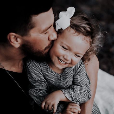 Daughter Father Photoshoot, Dads And Daughters Pictures, Mommy Daddy And Daughter Photoshoot, Daughter And Father Photography, Dad With Daughters Photography, Dad And 2 Kids Photoshoot, Mom Dad Daughter Photoshoot Ideas, Father Daughter Portraits, Father And Daughter Photos