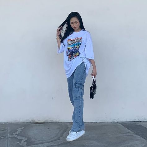 Cargos And Oversized Tee, Outfits Oversize Mujer, Urban Street Style Women Streetwear, Urban Street Style Women, Streetwear Aesthetic Outfits, Looks Hip Hop, Tomboy Femme, Oversize Outfit, Outfit Elegantes