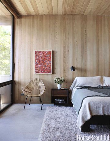 Relaxed and uncontrived, the master bedroom has old-growth cypress paneling glowing on its ceiling and walls. Design: Suzanne Shaker. Architect: Cary Tamarkin Wall Behind Bed, Modern Beach House Decor, Casa Loft, Modern Beach House, Modern Bedroom Decor, Minimalist Room, Wood Bedroom, Wood Panel Walls, Design Del Prodotto