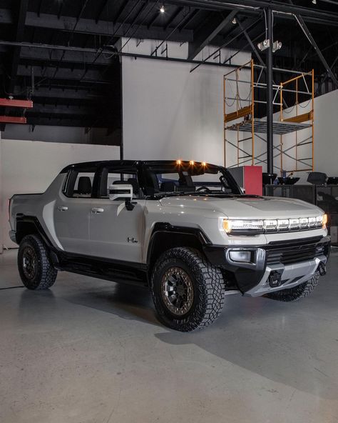 Hummer Truck, Ev Suv, Hummer Cars, Armored Truck, Duplex House Design, Exotic Sports Cars, Car Inspiration, Skyline Gtr, Pretty Cars