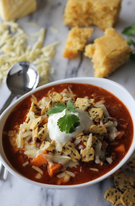 Sweet Potato and Lentil Chili (vegan) - A winning chili for both vegetarians and omnivores that is sure to be a hit at your next potluck! Stew Ideas, Pulse Recipes, Lentil Chili Recipe, Chili Vegan, Potato Chili, Vegan Crockpot, Lentil Chili, French Lentils, Vegetarian Thanksgiving