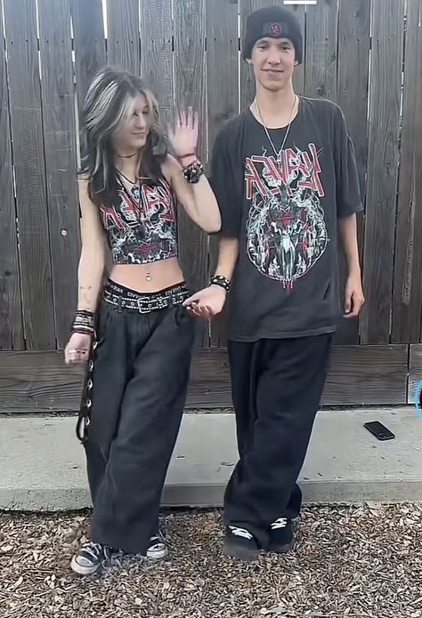 Matching Outfits For Couples Grunge, Baggy Clothes Couple, Grunge Outfits Couple, Alternative Baggy Outfits, Grunge Couple Outfit, Matching Couple Outfits Alt, Matching Fits Couples Streetwear, Swaggy Outfits 2000s, Emo Couple Outfits