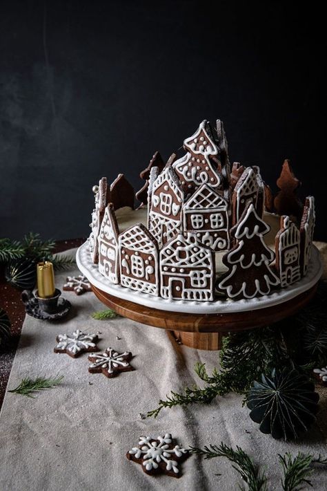 Biscoff Cake, Chocolate Tree, Christmas Cake Decorations, Winter Cake, Peanut Butter Cake, Swedish Christmas, Christmas Sweets, Town Country, Crowd Pleaser