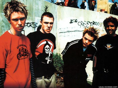 Sum 41 Punk Fashion Men, 2000s Rock, Voodoo Rituals, 2000s Pop, 2000s Punk, Punk Rock Bands, Song List, Talking Heads, Punk Bands