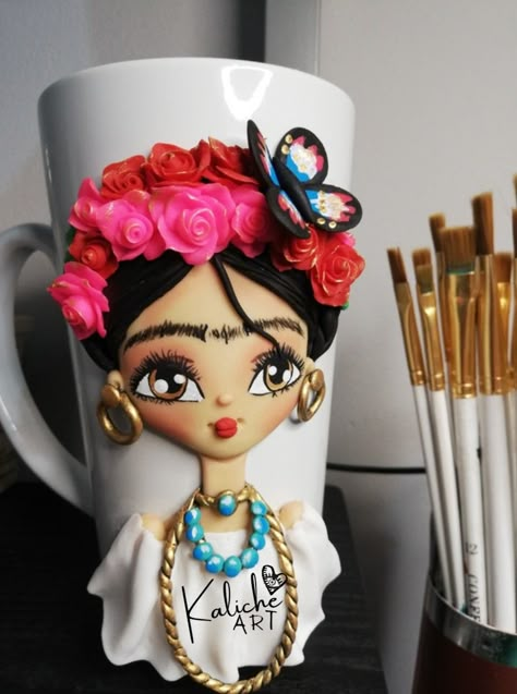 Frida Polymer Clay, Coffee Mug Crafts, Easy Art For Kids, Painted Pots Diy, Cloth Dolls Handmade, Clay Mugs, Fondant Figures, Pasta Francesa, Hand Painted Jewelry