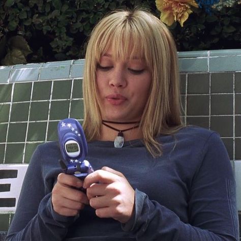 Nostalgic Barbie 🦋 on Instagram: “This makes me miss flip phones💔 #hilaryduff #2000s” 2000s Flip Phone Aesthetic, Flip Phone 2000s, 2000s Phone, Flip Phone Aesthetic, 2000s Vibe, Y2k Phone, Aesthetic 2000s, Human Reference, Flip Phone