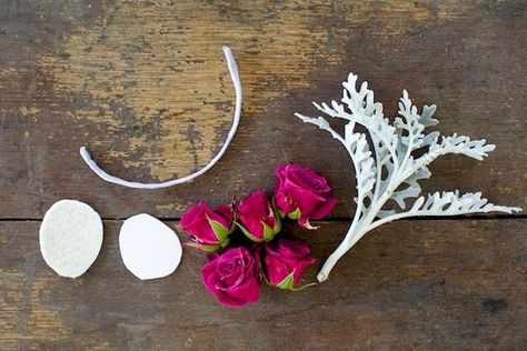 How To Make A Floral Bracelet / Wrist Corsage Mehndi Props, Diy Wrist Corsage, Flowers At Wedding, Wired Bracelet, Bracelet Corsage, Corsage Ideas, Wrist Corsage Wedding, Wrist Corsage Prom, Diy Corsage