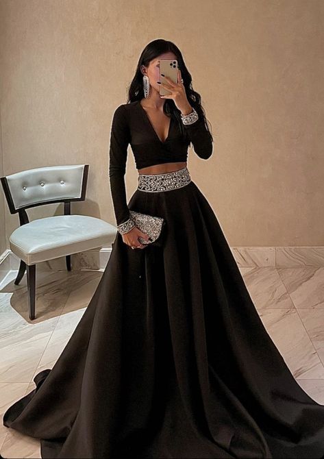 2025 Lehenga Trends, Sangeet Sharara Outfits, Black Indian Wedding Outfit, Lehenga Designs For Farewell, Classic Indian Wear, Poses Western Dress, Black Tie Indian Wedding, Indian Elegant Outfit, Unique Outfits For Wedding