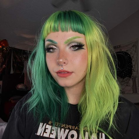 Green Split Dye Short Hair, Partial Colored Hair, 4 Way Split Dyed Hair, Green Hair Split Dye, Hair Colorblocking, Two Tone Green Hair, Half Split Hair Color, Two Tone Split Hair Color Ideas, Colour Block Hair