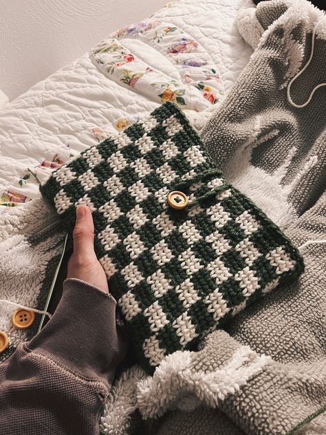 Crochet Book Sleeve Checker, Checkered Book Cover Crochet, Book Case Crochet Pattern, Crochet Checkered Book Sleeve, Crochet Planner Cover, Crochet Sketchbook Cover, Crochet Laptop Sleeve Aesthetic, Crocheted Laptop Case, Kindle Case Crochet Pattern