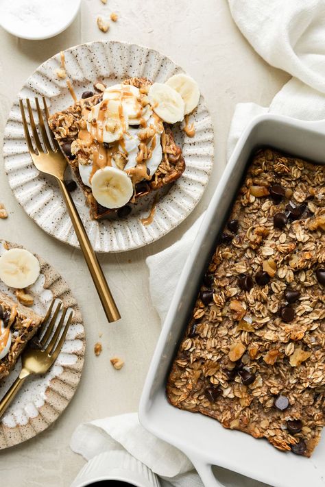 This quick-and-easy Banana Chocolate Chip Baked Oatmeal is perfect for a cozy breakfast or healthy snack throughout the week. It's great for meal prep and a delicious way to use up overly ripe bananas. This freezer-friendly recipe is one that everyone will enjoy. It's a good idea to double the recipe and freeze half for an easy breakfast or snack option down the road. Chocolate Chip Baked Oatmeal, Banana Baked Oatmeal, Healthy Treats Recipes, Healthy Low Calorie Meals, Cozy Breakfast, Baked Oatmeal Recipes, Warm Breakfast, Healthy Blueberry, Healthy Snack Options