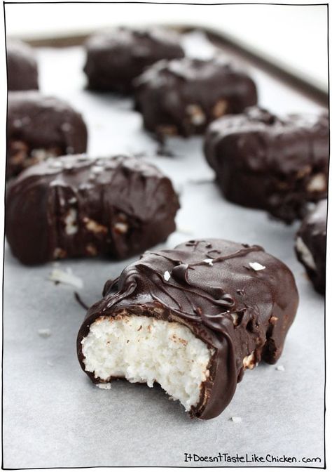 Mounds, bounty bars, snowballs, coconut scrumptiousness dipped in melty chocolate, whatever you want to call them, these are my Easy Vegan Coconut Mounds, and they are SO insanely yummy. Simply put: Coconut + chocolate = lightly sweet, coconutty, chocolatey, glorious bliss bites. My Easy Vegan Coconut Mounds are so easy to make and there's no baking required. Makes a great gift. Dairy free bounty bars: YUM! Almond Joy Bars, Chocolate Bar Recipe, Coconut Balls, Vegan Candies, Vegan Coconut, Healthy Vegan Snacks, Almond Joy, Oatmeal Chocolate Chip Cookies, Vegan Chocolate Chip