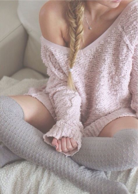 Cozy knit sweaters + high-knee socks = sexy lounge at home outfit for fall/winter Black Leg Warmers, Look Rose, Grey Fur, Neue Outfits, Dress Sweater, Thigh High Socks, Lily Rose Depp, Outfit Trends, Mode Inspiration