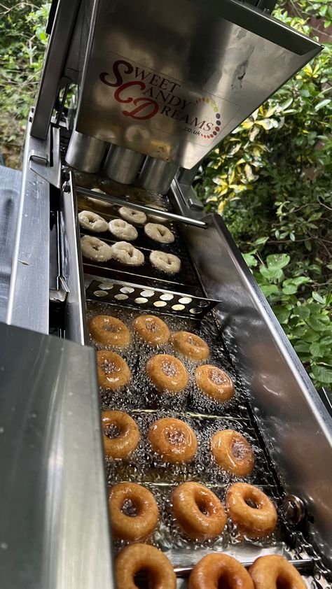 Mini donuts frying in a donut machine Mini Donut Food Truck, Donut Catering, Donut Cart, Donut Station, Donut Machine, Donut Truck, Bath London, Coffee Donut, Coffee Food Truck