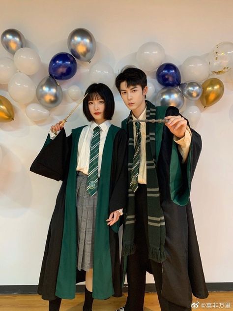 Toga Graduation, Cute Slytherin Outfits, Slytherin Halloween Costume, Hogwarts Halloween Costume, Kingdom Vibes, Hogwarts Costume, Slytherin Cosplay, Slytherin Uniform, Harry Potter Uniform