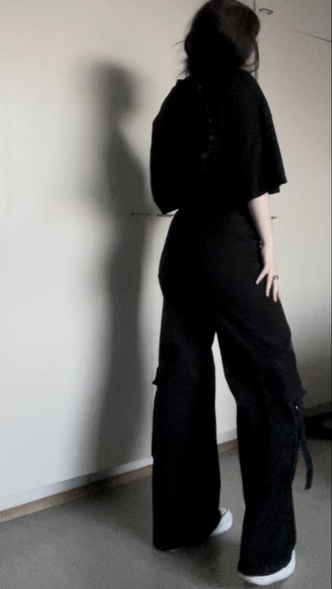 Black Minimalist Outfit, Clothing Mood Boards, Korean Aesthetics, Black Minimalist, Goth Women, Comfy Fashion, Winter Fits, Dress Inspo, Minimalist Outfit