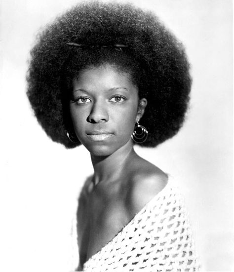 A young Natalie Cole in the natural 70s Haircuts, The 70s Fashion, Maria Cole, 1970s Hairstyles, Patti Labelle, Straight Hairstyles Medium, Natalie Cole, Dionne Warwick, Gladys Knight