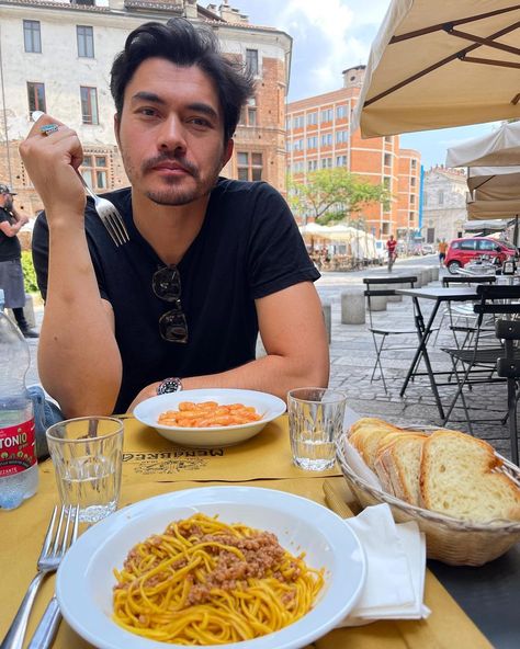 Henry Golding, Man Eating, Crazy Rich Asians, Good Looking Men, How To Look Better, Pasta, Ethnic Recipes, On Instagram, Instagram