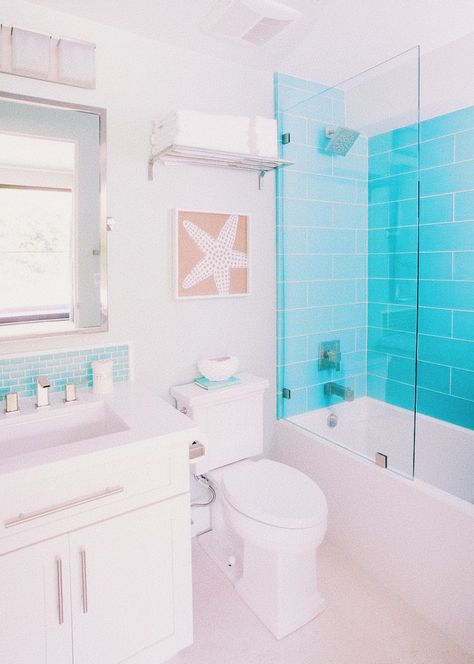 Vsco Bathroom, Preppy Beach Bathroom, Vsco Bathrooms, Small Preppy Bathroom Ideas, Preppy Bathroom Counter, Preppy Small Bathroom, Bathroom Ideas Preppy, Preppy Bathrooms, Bathroom Preppy