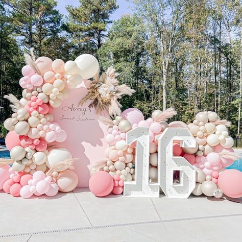 Pastel Pink And White Birthday Decorations, Pink And Brown Sweet 16 Decorations, 16 Birthday Party Balloon Ideas, Sweet Sixteen Pastel Theme, Sweet 16 Party Boho Theme, Boho Chic Balloon Garland, Sweet 16 Arch Ideas, Sweet 16 Birthday Backdrop, Pink Boho Sweet 16