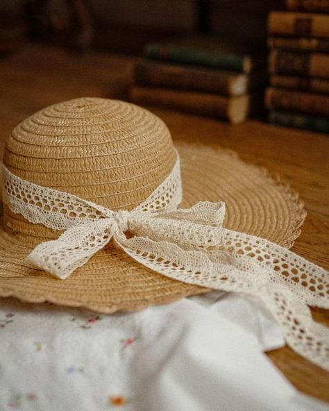 Straw Hat Aesthetic, Cottagecore Hat, History Bounding, Diy Straw, Hat Aesthetic, Romantic Academia, Cottage Aesthetic, Anne Shirley, Quiet Life