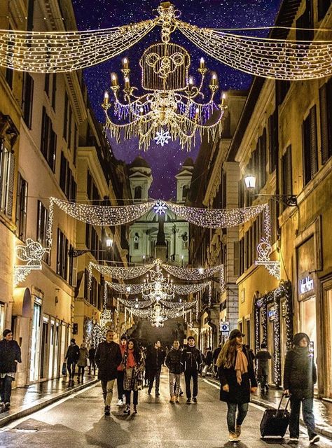 Christmas in Rome is magical ✨✨✨  📸Our Next Flight #rome #christmasdecor #christmas #italy #christmaslights Rome In December, Rome Italy Aesthetic, Christmas In Rome, Rome Winter, Italy Winter, Christmas In Italy, St Peters Basilica, Italian Life, Italy Aesthetic