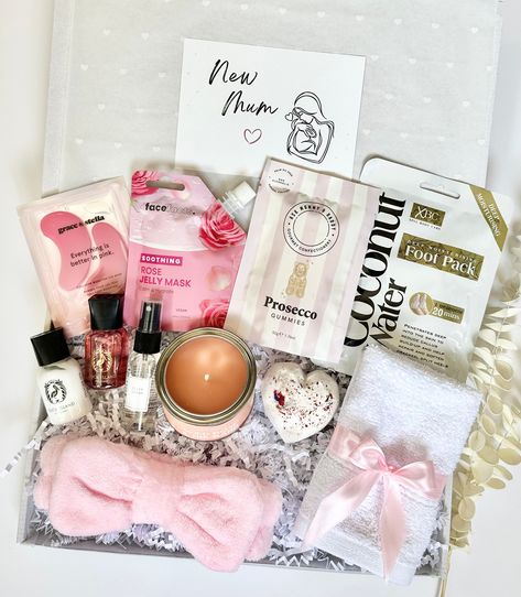 This beautiful pamper hamper is especially tailored for New Mums to offer a chance of  relaxation whilst baby sleeps   Makes a lovely gift for baby shower, maternity leave, birthday or a pick me up that New Mums need 💕  THIS GIFTBOX CONTAINS HAND SELECTED PREMIUM ITEMS:  🤍 100% Egyptian Cotton Face Towel  🤍 Pink Spa Headband 🤍 Wild Rose & Rhubarb Candle- absolutely gorgeous scent 🤍 Coconut Foot Pack  🤍 Soothing Rose Jelly Face Mask  🤍 Lavender Ans Geranium Pillow Spray  🤍 Grace & Stella Things To Get Your Mum For Christmas, Gift For Mum, Spa Kit Gift, New Mum Gift Ideas, Self Care Kit, New Mum Survival Kit, Gift Wishlist Skincare Hamper, Mum To Be Hamper, Pink Theme Hamper