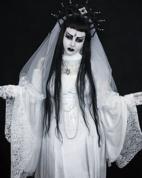 White Goth Outfit, White Goth Aesthetic, Goth Culture, Types Of Goth, Gothic People, Vampire Clothes, Gothic Princess, White Goth, Goth Subculture