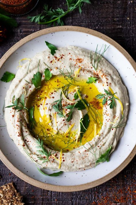 Lemony Artichoke White Bean Dip - a quick and easy Vegan Appetizer (a twist on "hummus") that can be made in 10 minutes flat. Great for parties and gatherings and made with simple pantry ingredients! Cauliflower Dip, White Bean Hummus, Ottolenghi Recipes, White Bean Dip, Eggplant Dip, Garlic Dip, Bean Dip, Nigella Lawson, God Mat