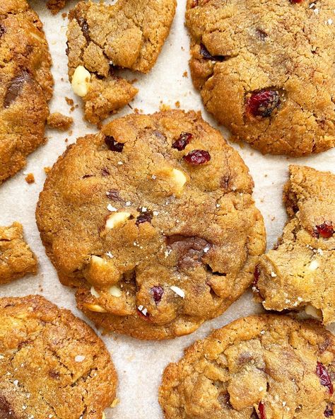 Saffron Brown Buttered, Cranberry & Macadamia Chocolate Chip Cookies | Dine with Dina Recipes With Macadamia, Recipes With Saffron, Recipes Using Saffron, Saffron Cookies Recipe, Saffron Cookies, Meals With Saffron, Saffron Recipes Dessert, Saffron Desserts, Saffron Baking