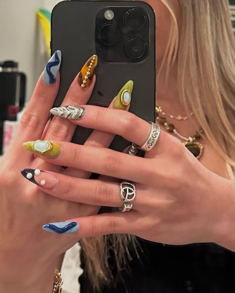 Nail Selfie Ideas, Zoifishh Nails, Nail Pose Ideas, Nail Posts Instagram, Poses To Show Off Nails, Nails Ig Story, Poses With Nails, Nail Selfies, June Vibes