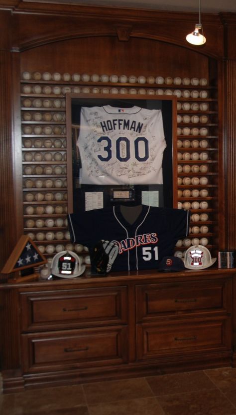 Tips for displaying your baseball memorabilia. Baseball Memorabilia Display, Baseball Office, Sports Memorabilia Room, Sports Memorabilia Display, Baseball Man Cave, Baseball Bed, Sports Display, Cave Design, Memorabilia Display