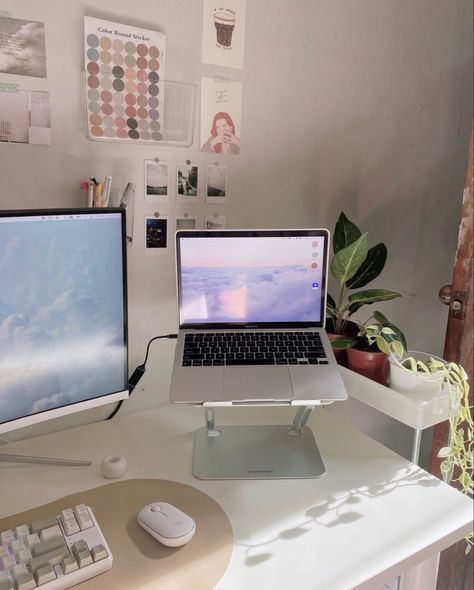 Penthouse Apartment Interior, Laptop Setup, Desk Organisation, Interior Design Layout, Cozy Desk, Dream Desk, Desk Inspo, Desk Inspiration, Study Inspo