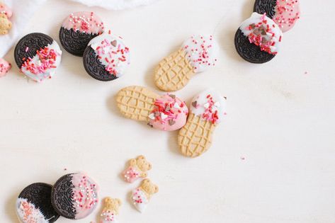 DIY Valentine's gifts kids can make: Valentine's dipped semi-homemade cookies from Brit + Co Gifts Kids Can Make, Valentines Diy Kids, Fun Holiday Crafts, Teddy Grahams, Coupons For Boyfriend, Valentine Gifts For Kids, Diy Valentine's Day, Holiday Crafts For Kids, Diy Valentine