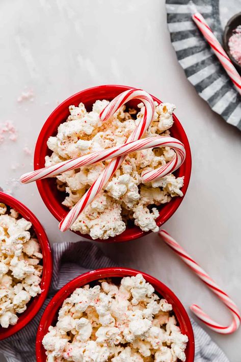 Holiday Popcorn Recipes, Candy Cane Popcorn, Easy Holiday Snacks, Peppermint Popcorn, Popcorn Cones, Candy Cane Recipe, Holiday Popcorn, White Chocolate Popcorn, Sweet Popcorn