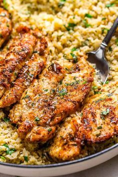 Garlic Butter Chicken with Parmesan Cauliflower Rice - #eatwell101 #recipe Crispy, soft and SO delish! Perfect for when you want to come home to a delicious gluten-free, low-carb dinner. #Garlic #Butter #Chicken #Parmesan #Cauliflower #Rice #glutenfree, l#owcarb #dinner. - #recipe by #eatwell101 Parmesan Cauliflower Rice, Chicken With Parmesan, Ayam Mentega, Sommer Mad, Parmesan Cauliflower, Resep Diet, Garlic Butter Chicken, Health Dinner, Healthy Dinner Recipes Chicken