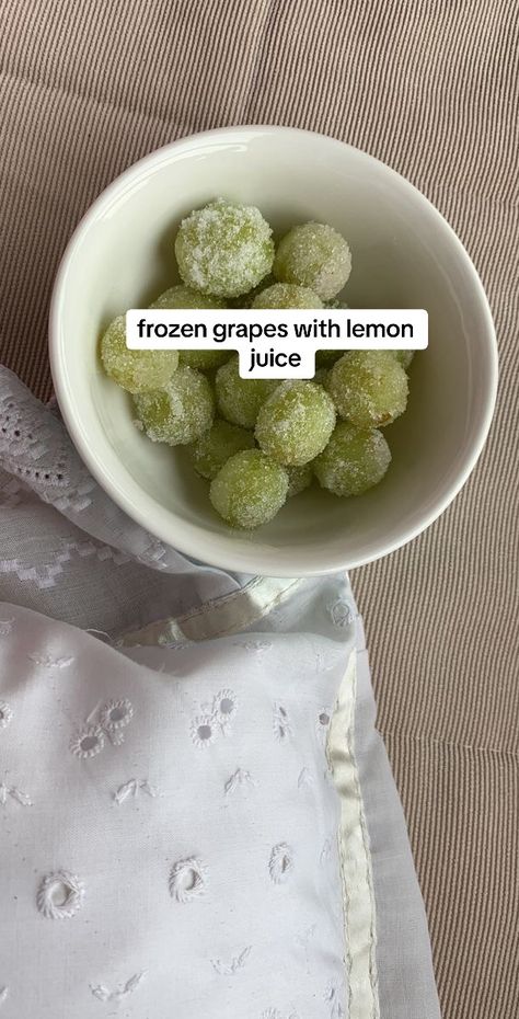 Grapes Frozen, Frozen Grapes, Health Snacks, Clean Recipes, Pretty Food, Aesthetic Food, Good Eats, Grapefruit, New Recipes