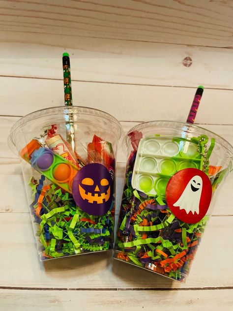 Halloween Cup filled with candies any choice of a pop it key chain or pop it bracelet Great for Halloween Parties, classroom exchange, and to give out on Halloween night. This is not recommended for children under 3. Thank you for viewing! Any questions please let me know! Halloween Classroom Treats, Halloween School Treats, Dulces Halloween, Halloween Class Party, Halloween Goodie Bags, Halloween Classroom, Classroom Treats, Halloween Preschool, Halloween Candy Bags