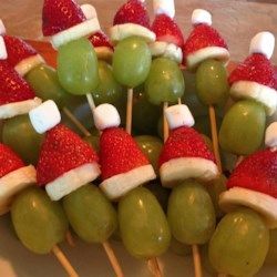 These little skewers that look like the Grinch are simple to make and a great addition to your appetizers at any Christmas party. Eggnog Rezept, Grinch Fruit, Grinch Kabobs, Strawberry Santas, Deco Fruit, Fruit Kabobs, Christmas Grinch, Santa Hats, Christmas Party Food