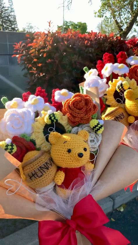 crochet.by.jas on Instagram: WINNIE THE POOH BOUQUETS 🍯🐝 #crochet #crochetersofinstagram #crochetflower #crochetflowers #crochetflowerbouquet #crochetbouquet… Winnie The Pooh Crochet Bouquet, Crochet Disney Bouquet, Stitch Crochet Bouquet, Winnie The Pooh Flower Bouquet, Winnie The Pooh Gift Ideas, Winnie The Pooh Bouquet, Disney Bouquet, Winnie The Pooh Stuff, Winnie The Pooh Flowers