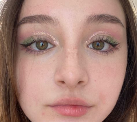 Green Pink Eyeshadow, Mint Eyeshadow Looks, Pastel Green Makeup, Simple Green Makeup, Green And Pink Eyeshadow, Light Green Eye Makeup, Light Green Makeup, Pink And Green Eyeshadow, Mint Green Makeup